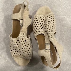SO brand size 9 wedges in tan